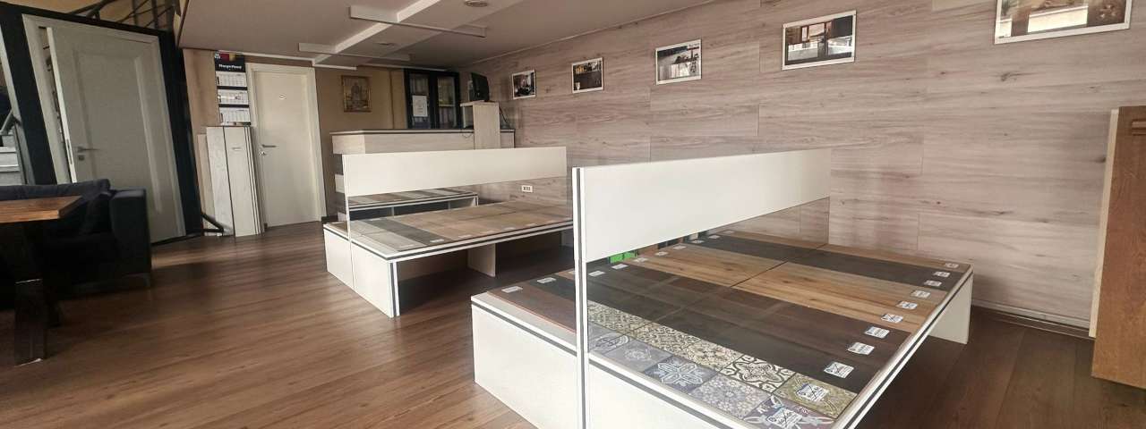 Prodajni salon - izloženi uzorci laminatnih podova