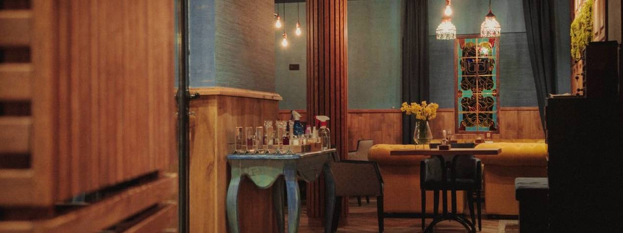 Restoran Srpska kuca - renovirani enterijer sa drvenim zidnim oblogama