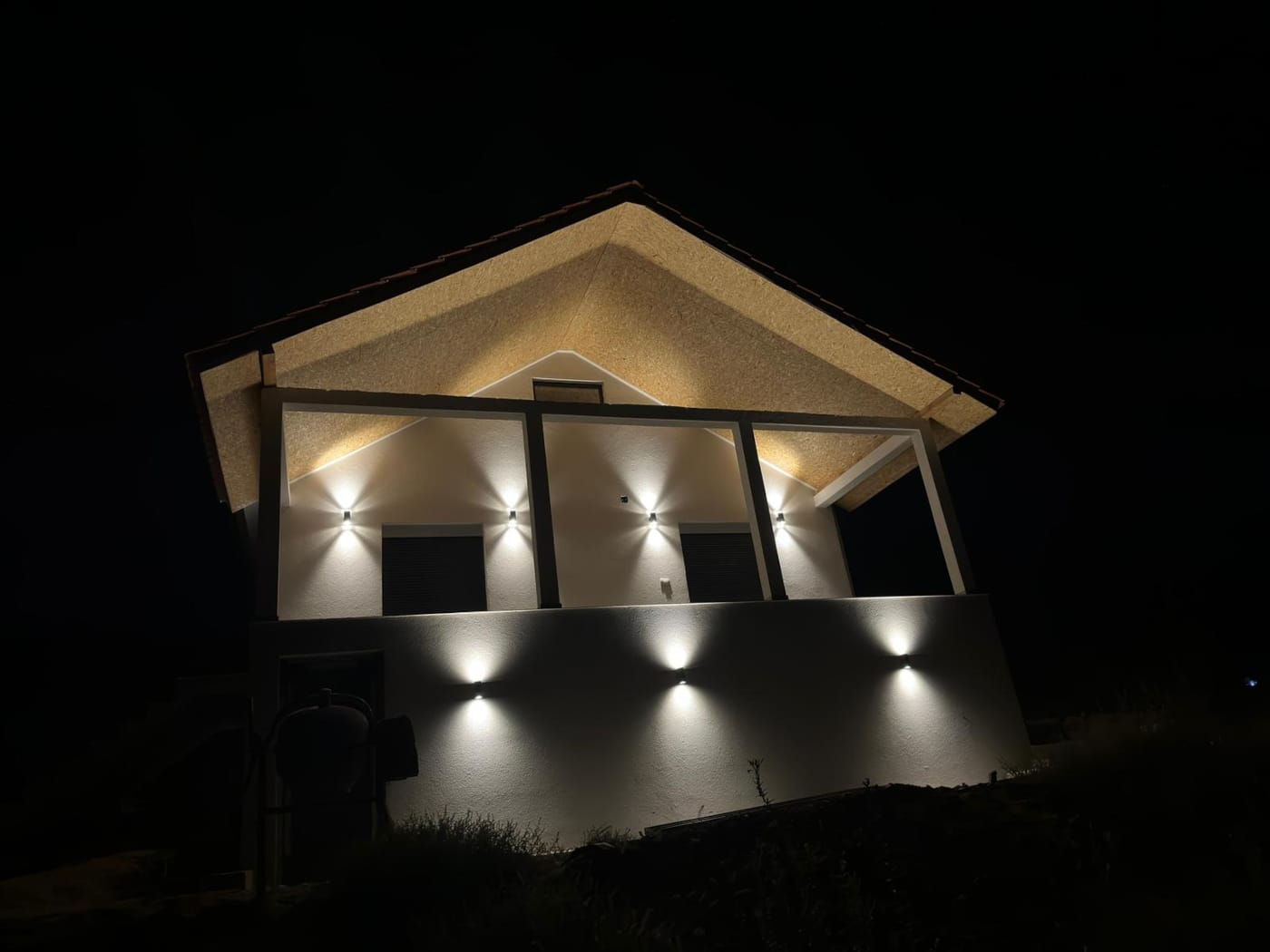 Eksterijer kuće A u naselju Vinci nocu posle renoviranja